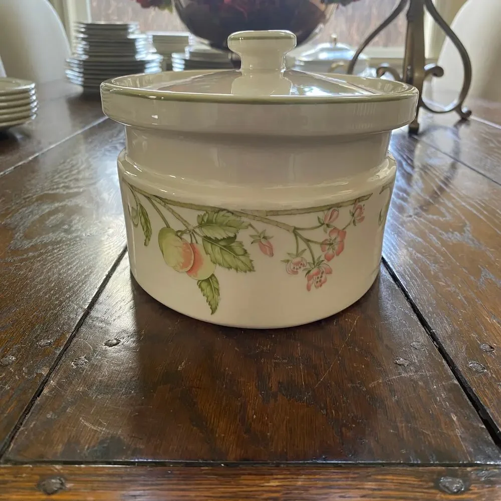 MINT 2.5 Qt Oval Covered Casserole Wild Apple by Wedgwood